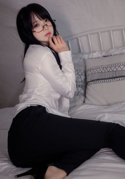 男人边吃奶摸下的激烈视频